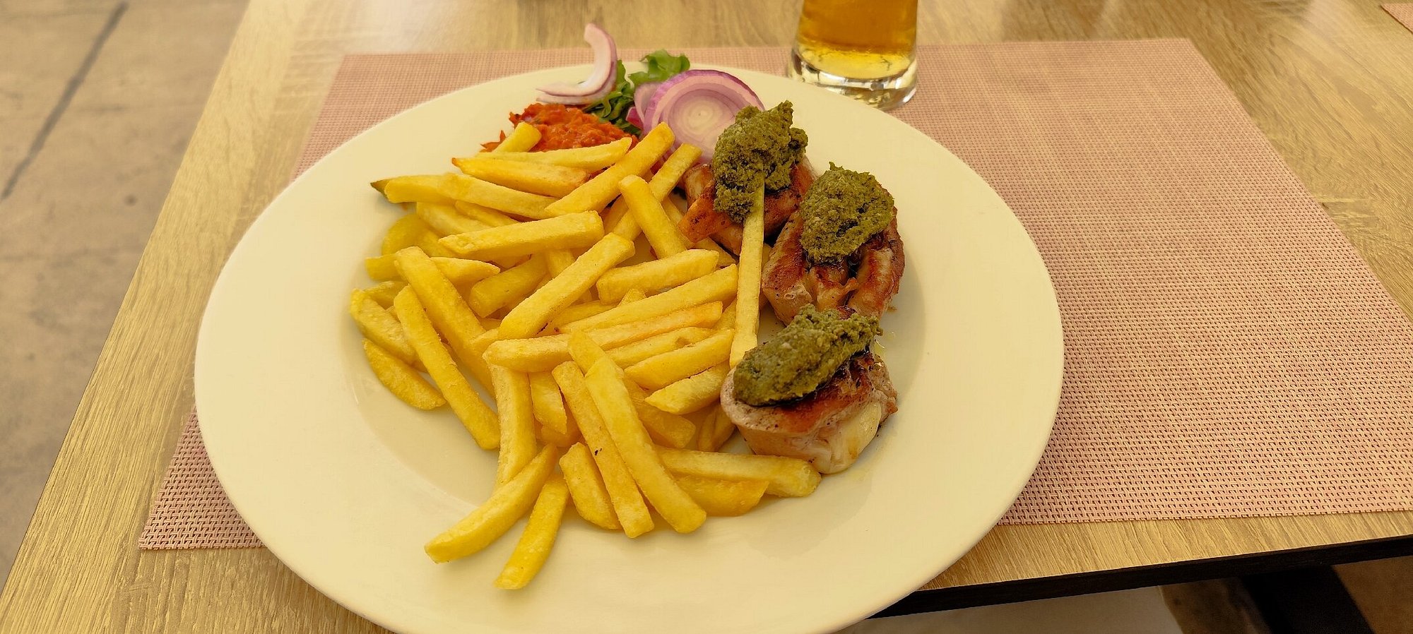 Jelo s krumpirićima na terasi
