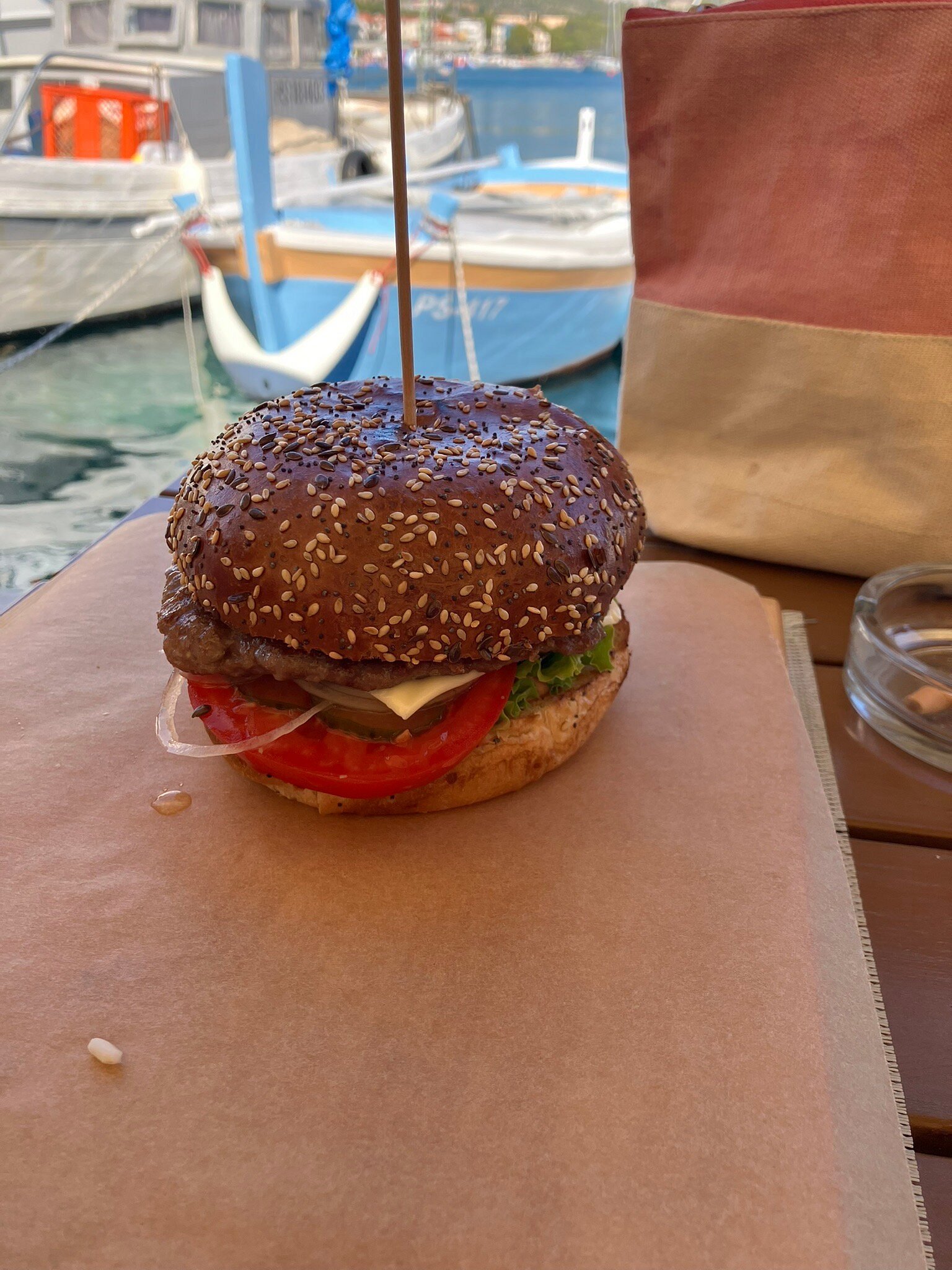 Burger na stolu