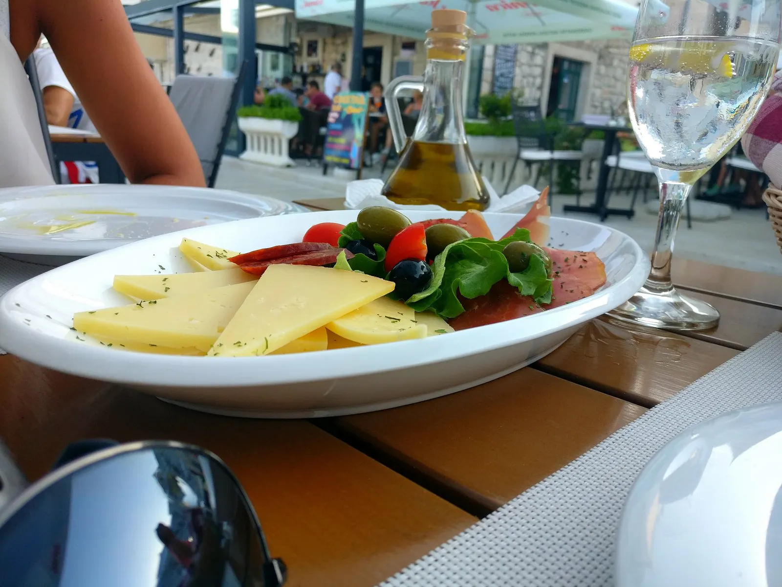 Predjelo i čaša vina na terasi