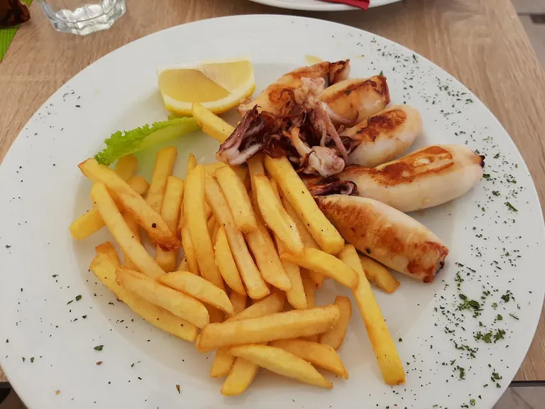Lignje i krumpir na tanjuru