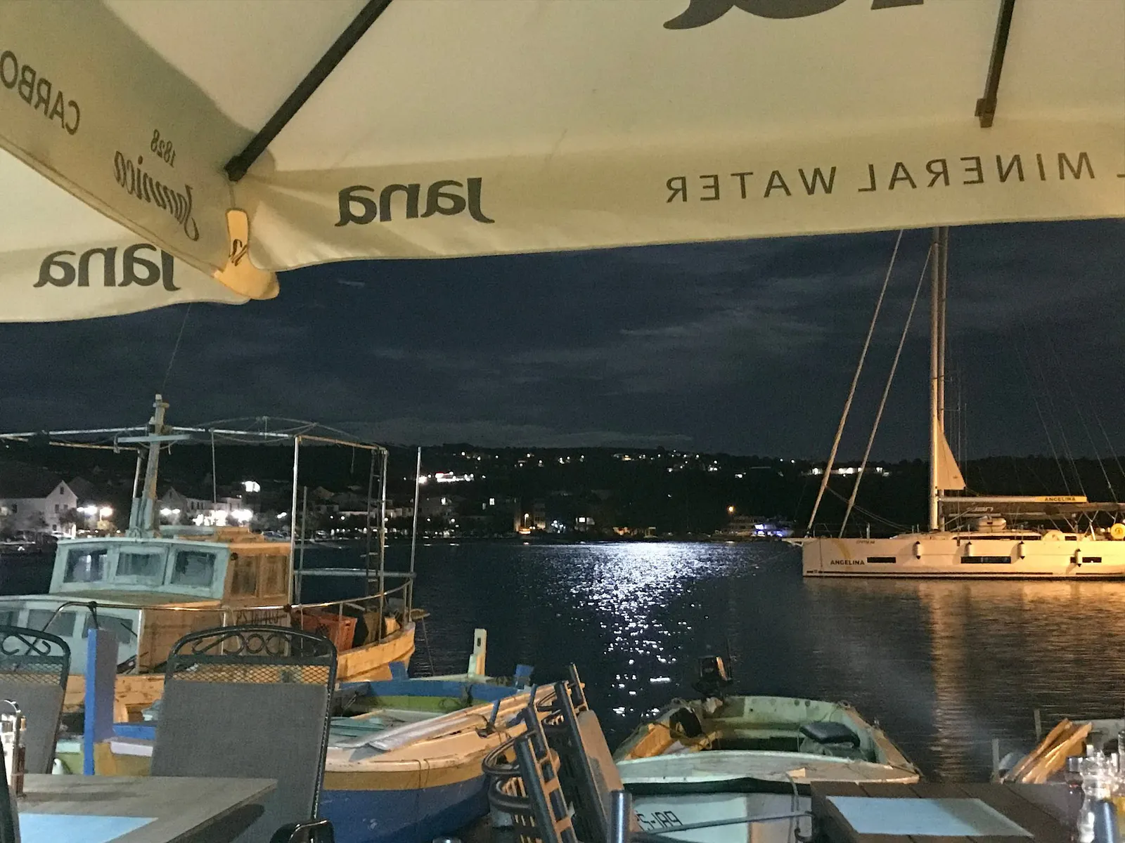 Pogled na primoštensku rivu i položaj Konobe Dionis